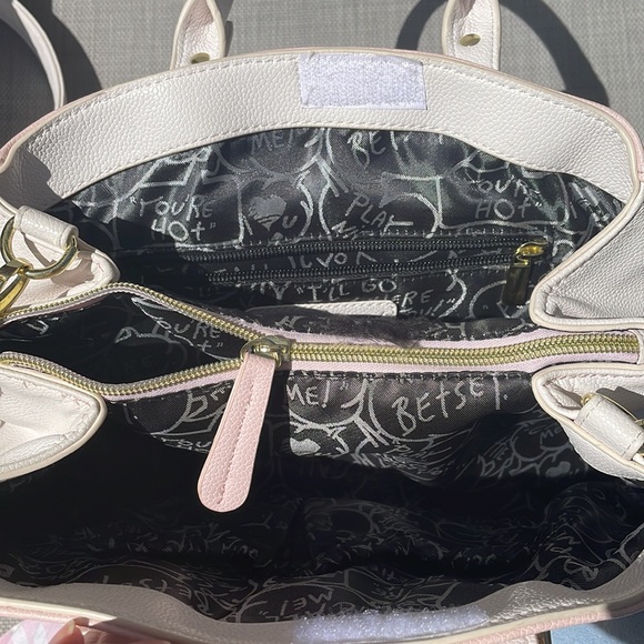 Unique Betsey Johnson Baby Pink Flower Purse - Picture 9 of 16